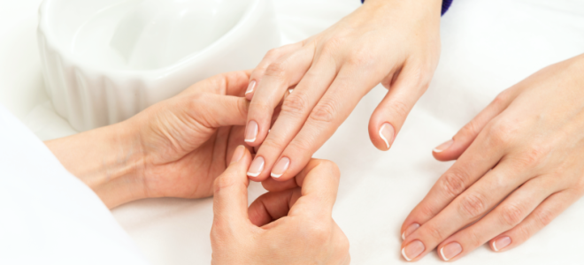 Маникюрша или маникюрщица как правильно